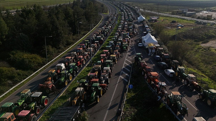 Komşuda çiftçiler sokağa indi